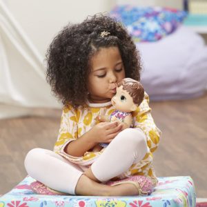 Boneca Baby Alive Hora do Xixi Morena - Com roupinha removível e acessórios